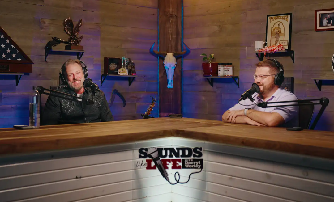 DARRYL WORLEY HOSTING SPECIAL LIVE CHRISTMAS EDITION  OF HIT PODCAST, “SOUNDS LIKE LIFE”